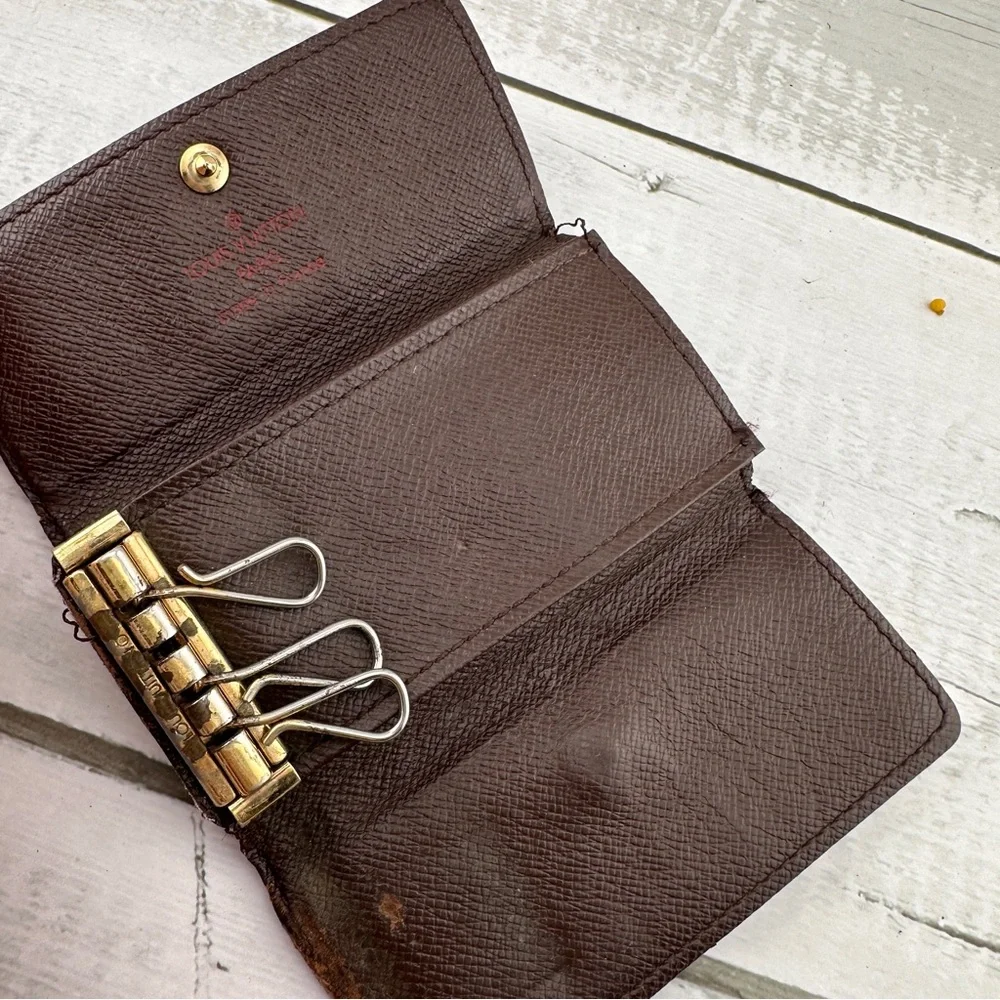 AUTHENTIC Louis Vuitton key holder.